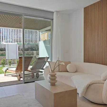 Beachside Retreat W Pool, Gym & Terrace 아파트 마르베야