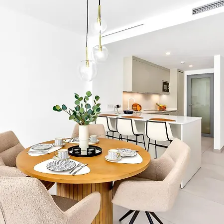 Beachside Retreat W Pool, Gym & Terrace 아파트