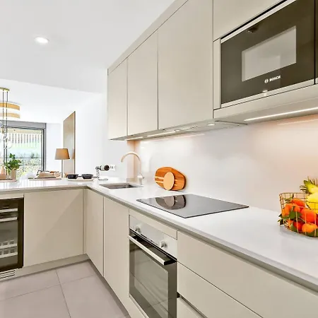 아파트 Beachside Retreat W Pool, Gym & Terrace 마르베야