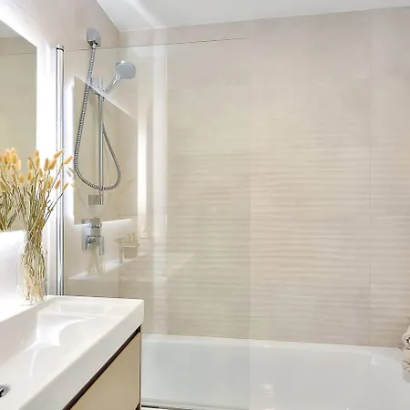 Beachside Retreat W Pool, Gym & Terrace 아파트 마르베야