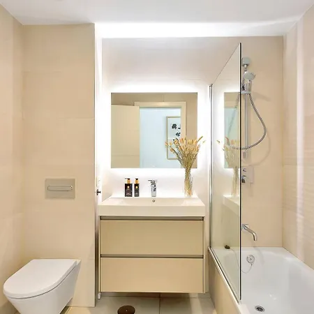 Beachside Retreat W Pool, Gym & Terrace 아파트 마르베야