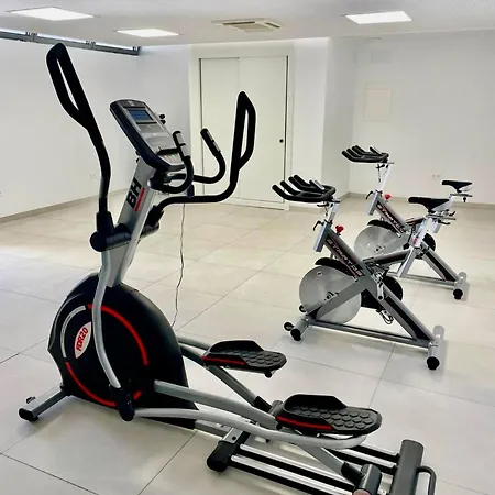 Beachside Retreat W Pool, Gym & Terrace 아파트 마르베야