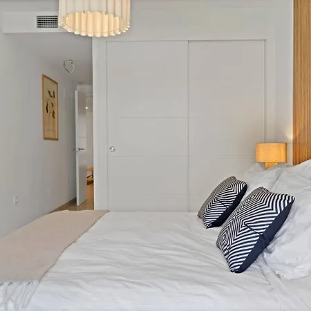 아파트 Beachside Retreat W Pool, Gym & Terrace 마르베야