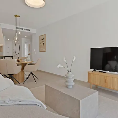 Beachside Retreat W Pool, Gym & Terrace 아파트 마르베야