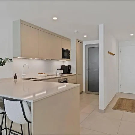 Beachside Retreat W Pool, Gym & Terrace 아파트