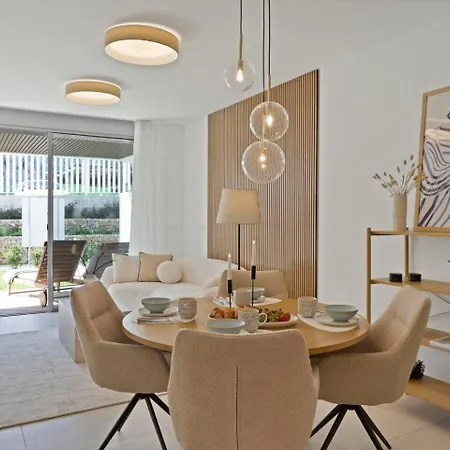 Beachside Retreat W Pool, Gym & Terrace 마르베야