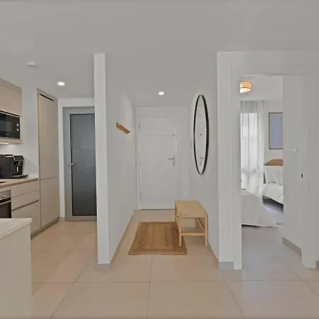 Beachside Retreat W Pool, Gym & Terrace 아파트 *