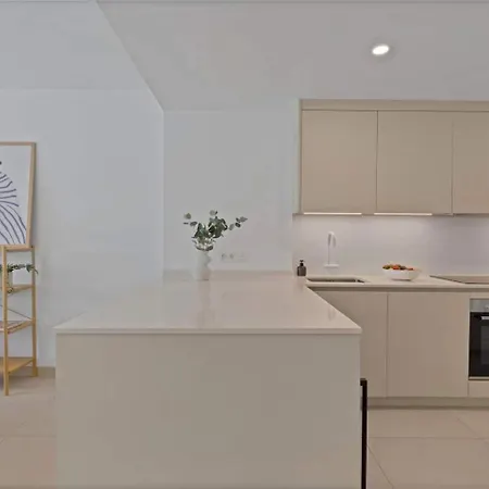 아파트 Beachside Retreat W Pool, Gym & Terrace 마르베야
